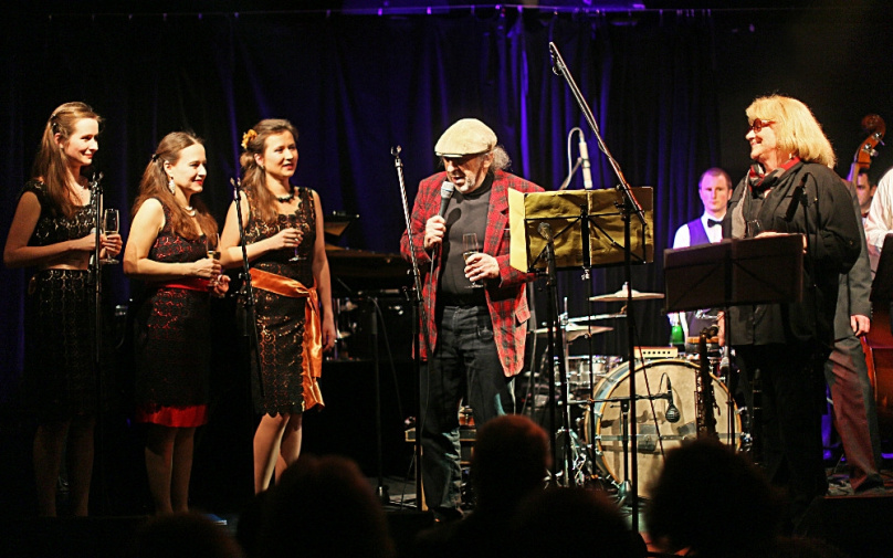 Na křtu Hot Sisters swingovali všichni včetně barmanů