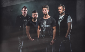 zakázanÝovoce nabralo nebývalou energii a vyráží na dvě  koncertní turné současně!  Skupina s sebou také přiveze nové album „DÍKY VÁM“!
