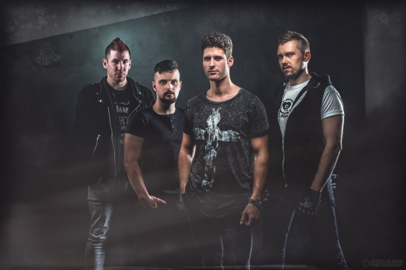 zakázanÝovoce nabralo nebývalou energii a vyráží na dvě koncertní turné současně! Skupina s sebou také přiveze nové album „DÍKY VÁM“!