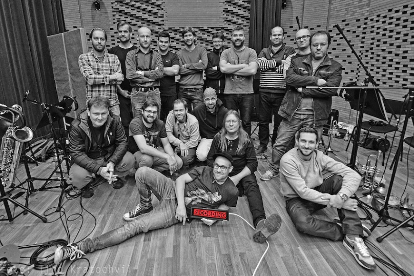 B-SIDE BAND: 10 LET – známý brněnský orchestr 13. 3. vydává výroční CD s Vojtěchem Dykem, Matějem Ruppertem, Kurtem Ellingem a dalšími hosty