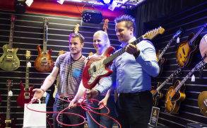 Honza Homola ze skupiny Wohnout vydražil svou kytaru na pomoc těžce nemocnému Maximkovi