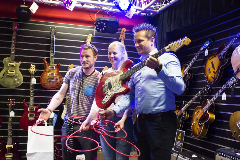 Honza Homola ze skupiny Wohnout vydražil svou kytaru na pomoc těžce nemocnému Maximkovi