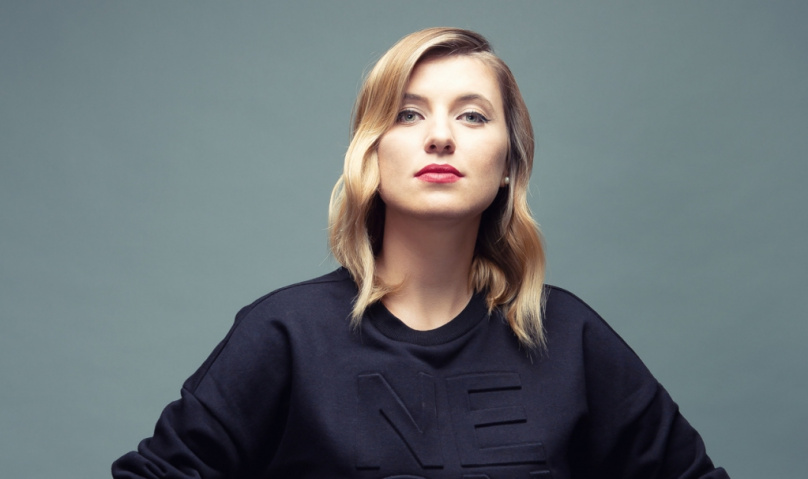 Mirka Miškechová představuje nový singl a videoklip z připravovaného studiového alba My name is Mirka not Miška. Jmenuje se Brouček a Mirka ho zpívá česky.