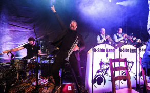 Hravé groovy, humor i zamyšlení: B-Side Band vydává svou první autorskou desku Tam a zpět