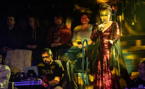 Antigona je plnoletá.  RockOpera pozvala na její osmnáctiny Evu Urbanovou